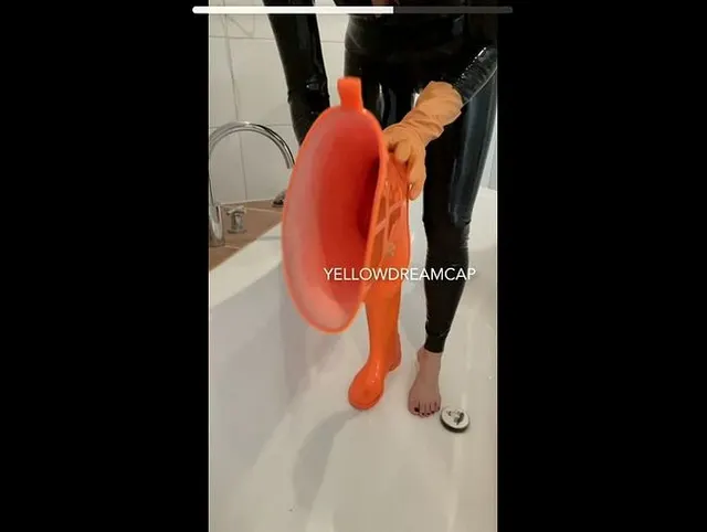 Latexcatsuit mit Orangen Sansibar Gummistiefel
