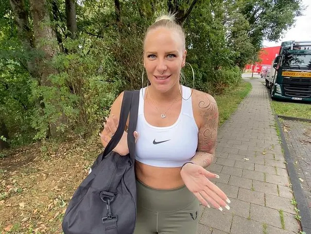 Auf der Straße ERKANNT | Alles geschluckt beim FACIAL DATE