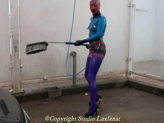 Latex durchbohrte Puppe in transparentem Mikrorock Buttplug, lila Strumpf, Tankstelle & Autowaschanlage P3