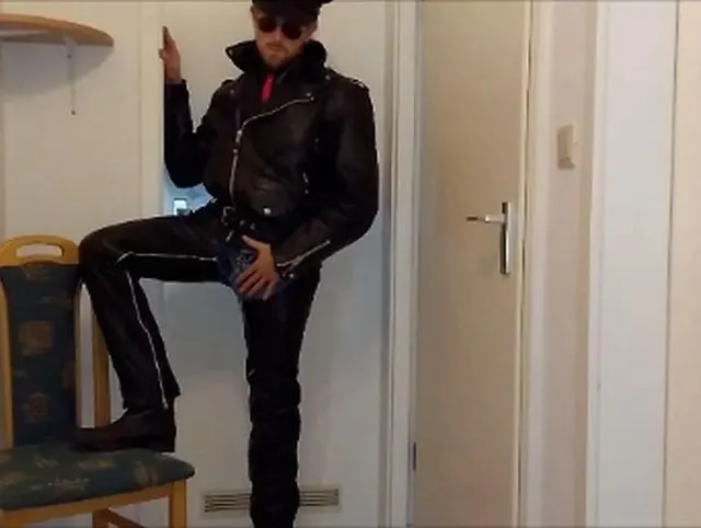 Mann in Leder wichst!