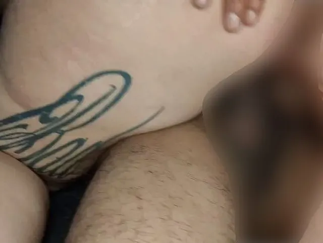 Mein Freund leiht mir seine mollige, leckere Frau, damit wir sie wie die Wilden hart durchnehmen können.