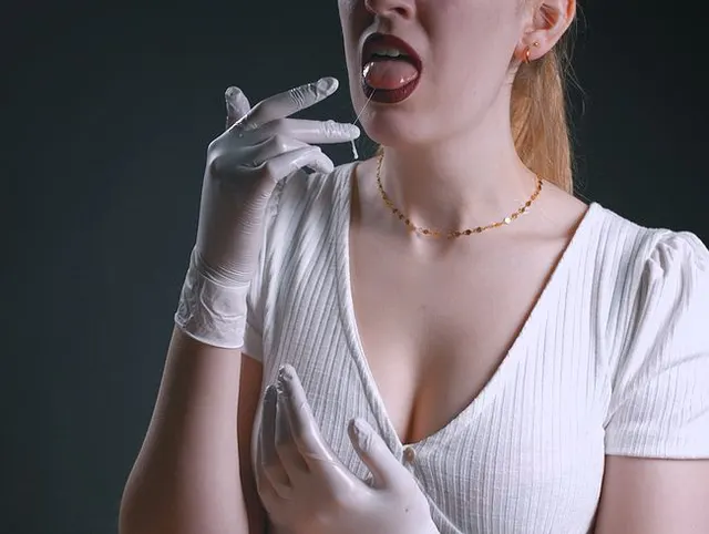 LATEXHANDJOB mit DIRTYTALK für Mitbewohner: Sie muss ALLES sauberlecken - clothedpleasures