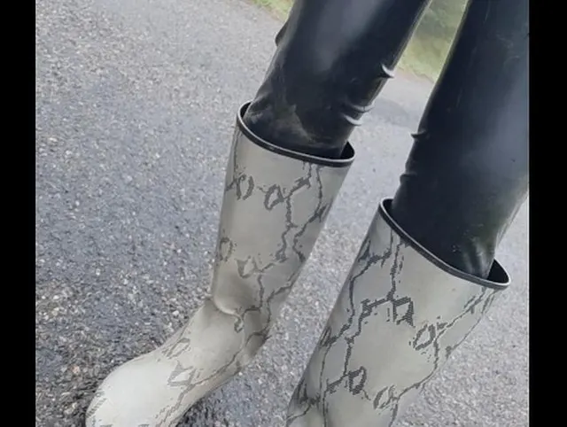 Spazieren in Latex, Gummistiefeln und Regenjacke Teil2