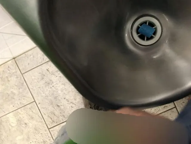 Schnell pissen vor Zeugenaussage