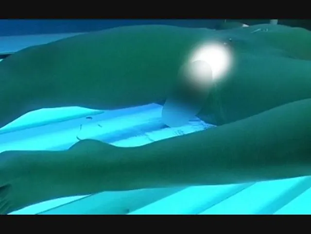 im Solarium abgepisst