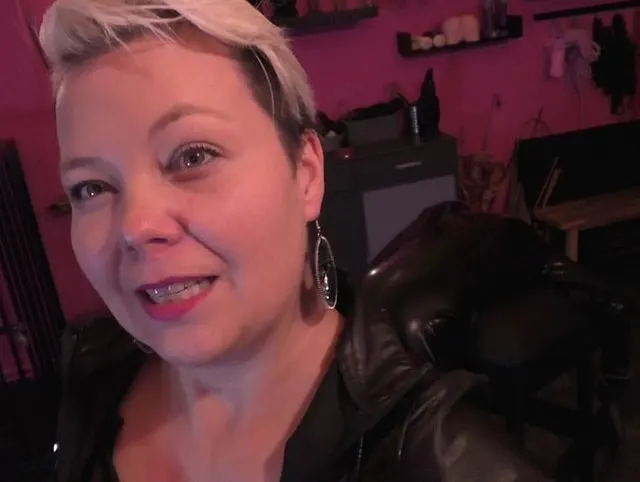 Latexarsch wird geil von der Herrin gefickt