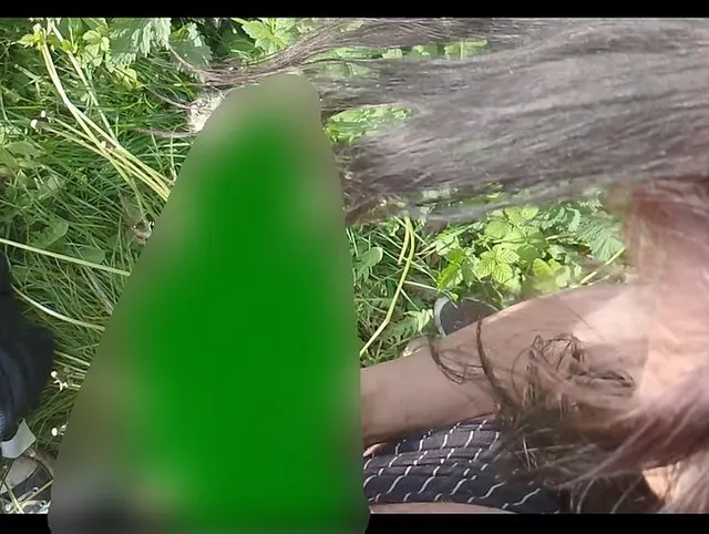 Outdoor Spontan Schwanz abgewichst - in meine Haarsträhne gespritzt