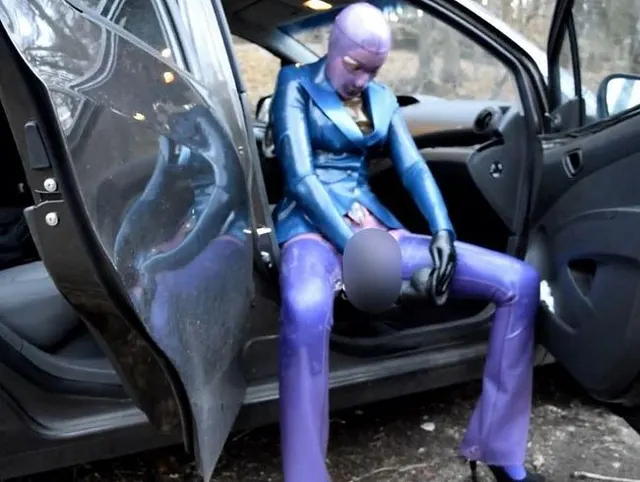 Latex Pierced Doll in transparenten Jeans, Strümpfen und Jacke Butt Pluged Pinkeln und masturbiert P4