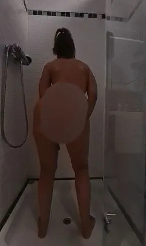 In der Dusche Mal schön aufs Natur Sekt abgelassen