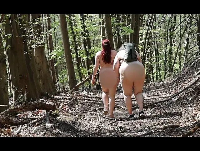Nackt im Wald gewandert mit meiner Freundin Tamara