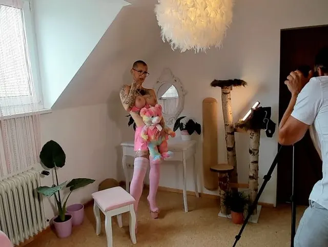 Vorschau aus Tittenjob: HINTER DEN KULISSEN - Casting-Shooting mit dem deutschen PORNOSTAR Sandra FOXX