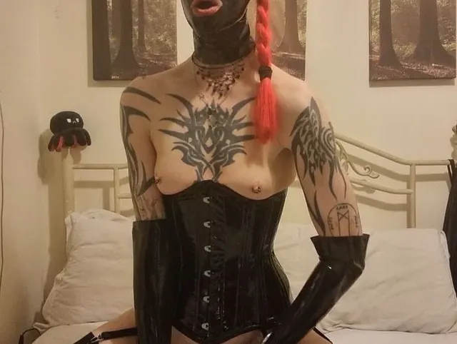 habe nur Spaß mit meinem schwarzen Spielzeug im Bett in Latex
