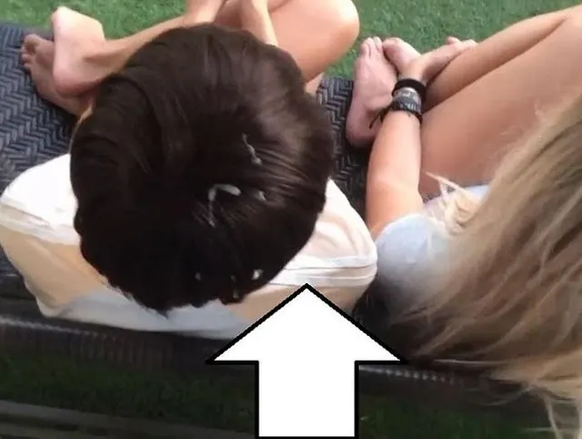 Der onanist wichst heimlich den penis ab und landet mit sperma auf einem nackten mädchen im pool und