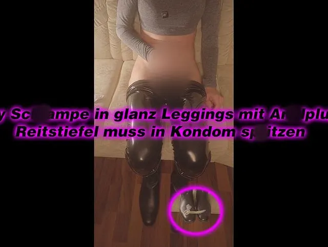 Sissy Schlampe in glanz Leggings mit Analplug & Reitstiefel muss in Kondom spritzen
