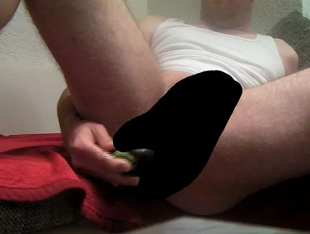 Kurz-Clip: Monströse Aubergine anal!
