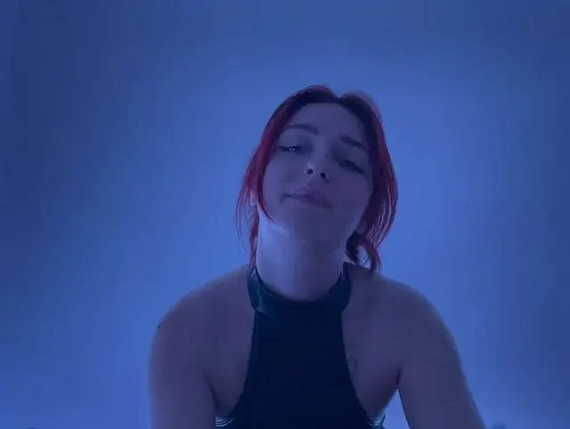 Sie gab mir einen schlampigen Blowjob in einem Lederkleid.