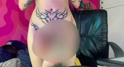 Gefällt es dir, mir dabei zuzusehen, wie ich meine Beine eincreme und sie anschließend streichle?