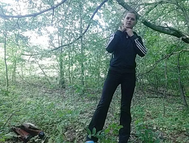 wichsen und pissen in Wald