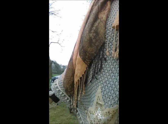 PISSEN und Freund wartet dabei im laufenden Auto!!