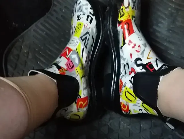 Gummistiefel im Auto