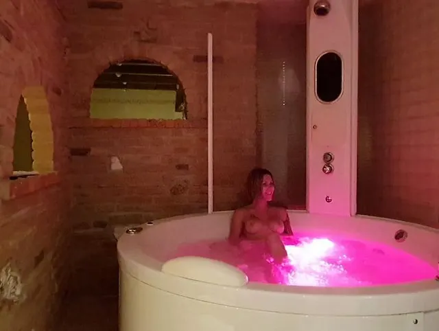 User Tim gewinnt ein Date mit mir im Whirlpool ! Wer ist der Nächste?