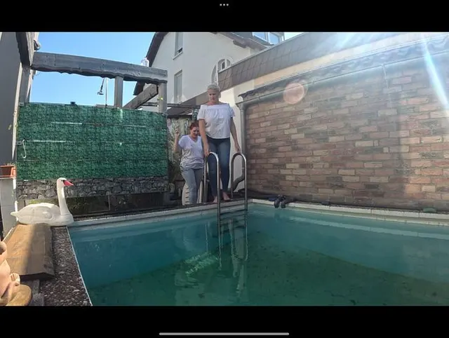 Etwas ganz neues, mit Klamotten in den Pool gegangen