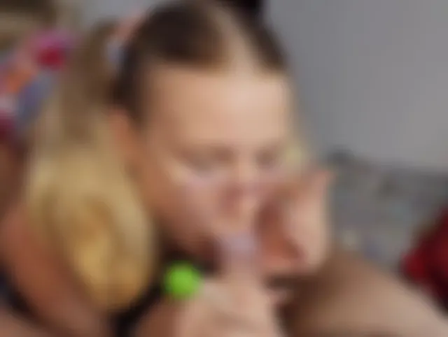 Schönes Mädchen lutscht einen großen, harten Schwanz.