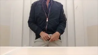Geil auf öffetnlicher Toilette gewichst!