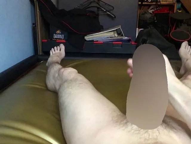 Dieses Wasserbett macht mich so geil – hier ist noch ein heftiger Samenerguss.