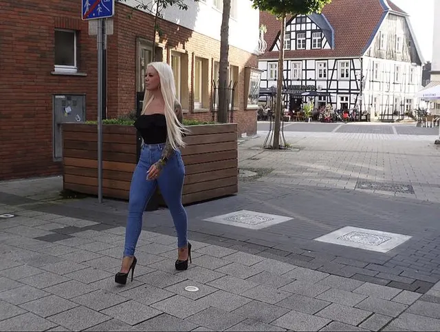 STADT FLITTCHEN so notgeil das die Muschi durch die Jeans tropft!