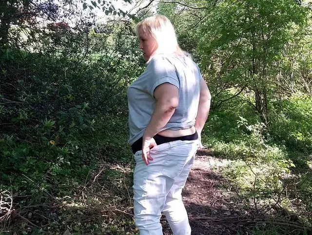 abpissen mit Furz im Wald