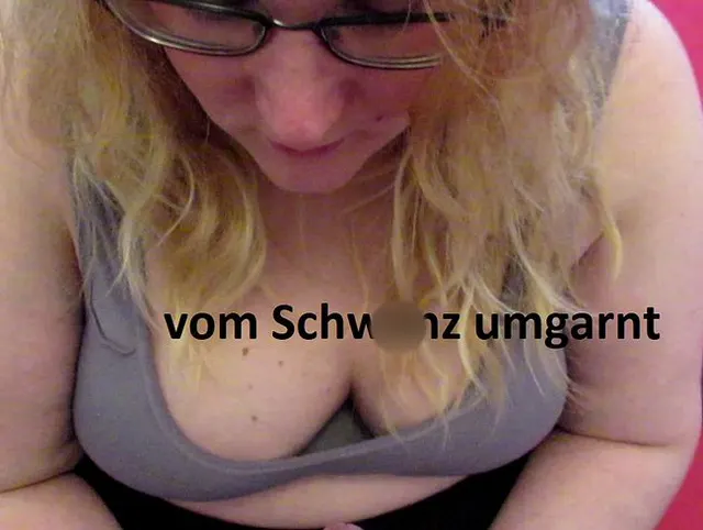 Vom Schwanz umgarnt, im Gesicht und Haaren gerieben