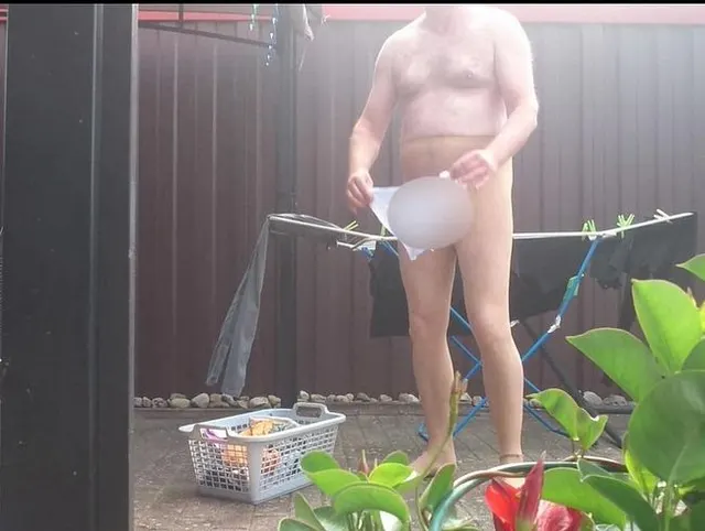 Wäsche aufhängen in Feinstrumpfhose 1