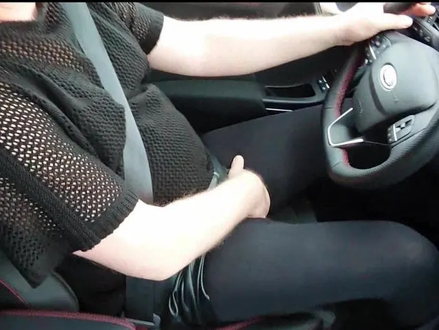 Sexy Frivol im Auto 2 ** Crossdresser **