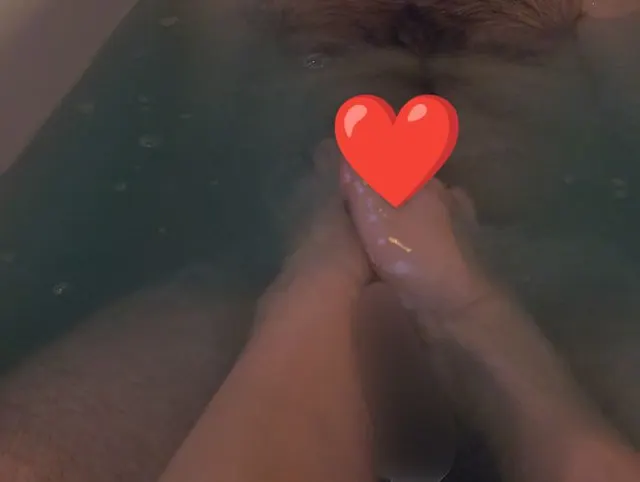 Schaumiger, feuchter Fuß-Spaß in der Badewanne