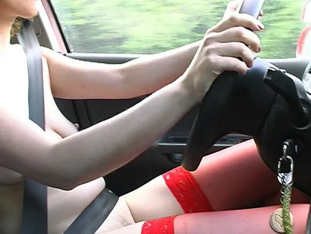 Nackt über die Autobahn