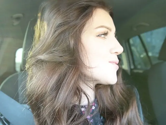 MÄDCHEN GAB EINEM JUNGEN IN EINEM AUTO EINEN BLOWJOB AUF EINEM PARKPLATZ / Luna-Roulette