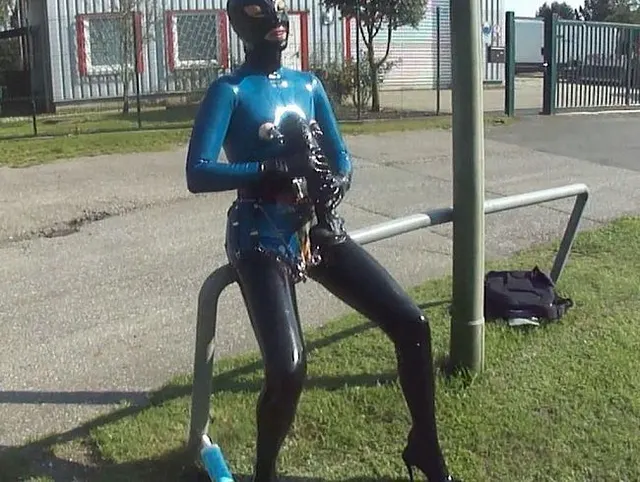 Originalton! Latex Puppe Catsuit Strumpf & Korsett Ficken Riesendildo, Blasen Pissen gefickt p5