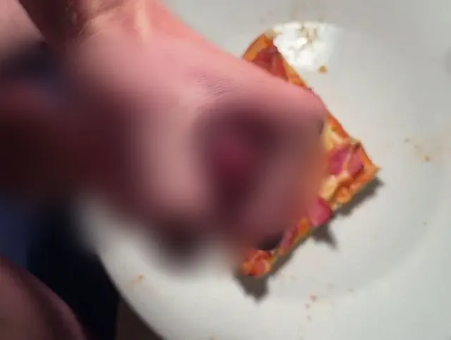 Twink spritz auf seine Pizza