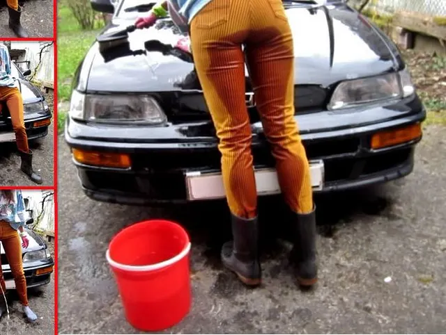 Mega-Piss beim Autowaschen in Jeans, Gummistiefeln + -Handschuhen