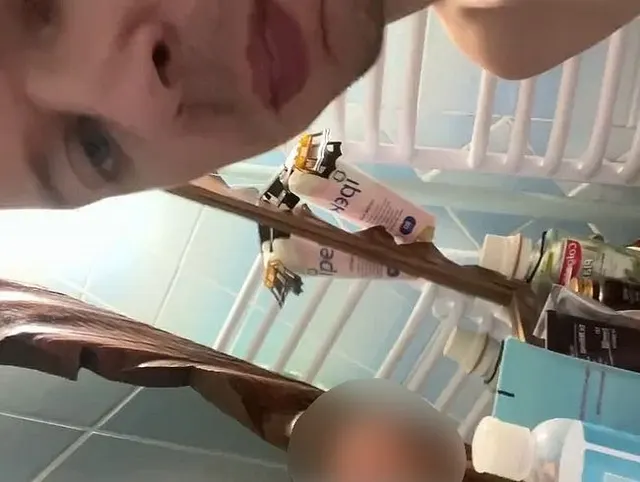 Ich lutsche einen Dildo und ficke mein Arschloch
