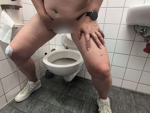 Pissen in stehen auf der Toilette .
