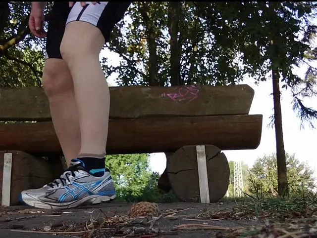 Pause in Strumpfhose auf der Radtour 1 ** Ausziehen **