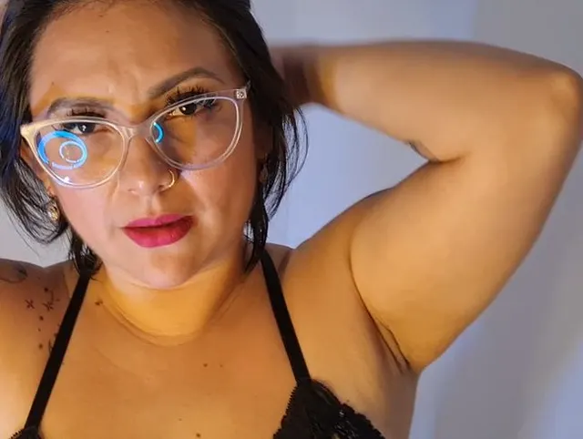 Ich bin eine süße Schlampe, die jede Menge Spritzer für dich bereithält – Teil 1