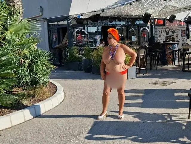 Ich präsentiere mich in Cap d´ Agde