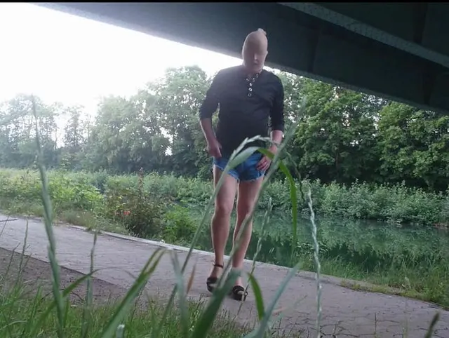 In Hot Pants am Stichkanal 1 ** NylonFace **