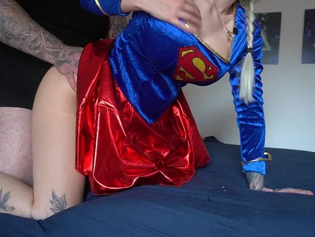 Supergirl ist schwanzgeil doggy abgefickt spritz auf meinen arsch