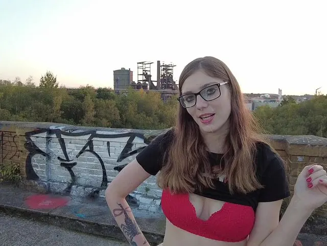Public riesen Cumshot ins Gesicht - Voll auf die Brille!