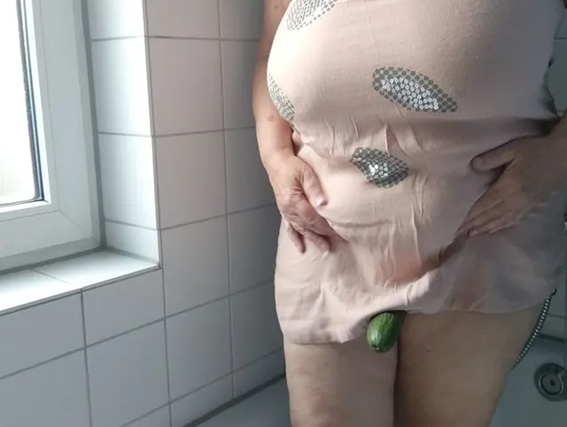 Das nasse Kleid und die Gurke
