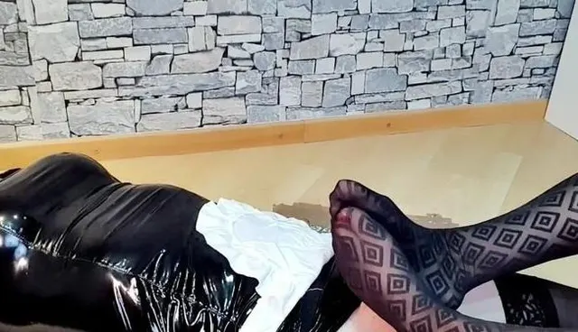 TVCindy: Nylon Footjob